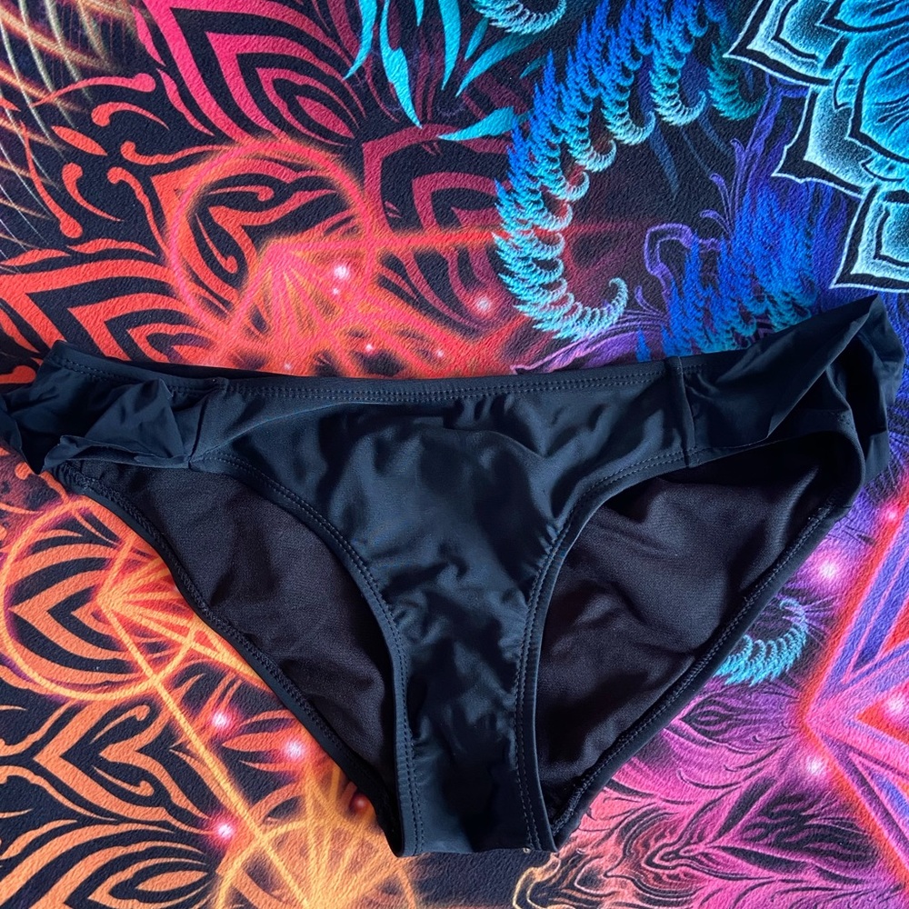 Black bikini bottom 👙